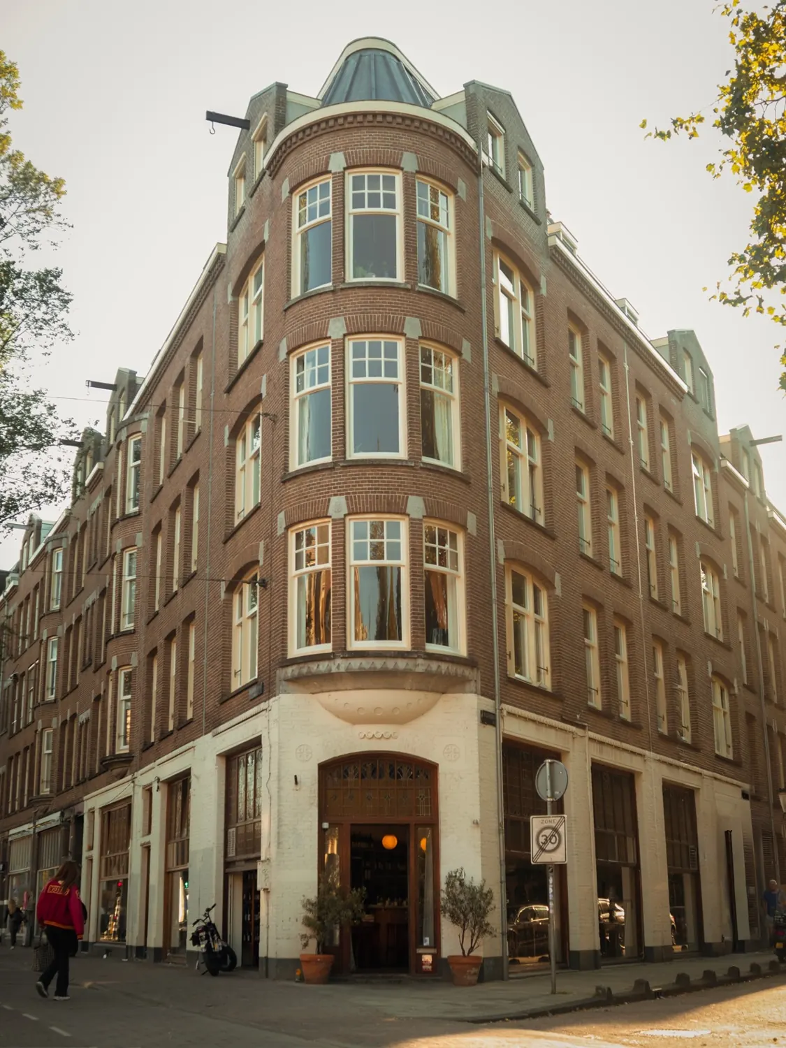 the corner building on bilderdijkstraat that houses binnenvisser