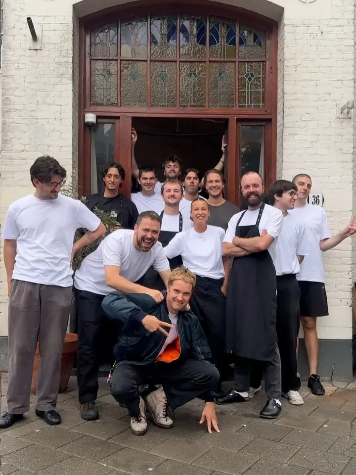 the binnenvisser team in front of the cafe